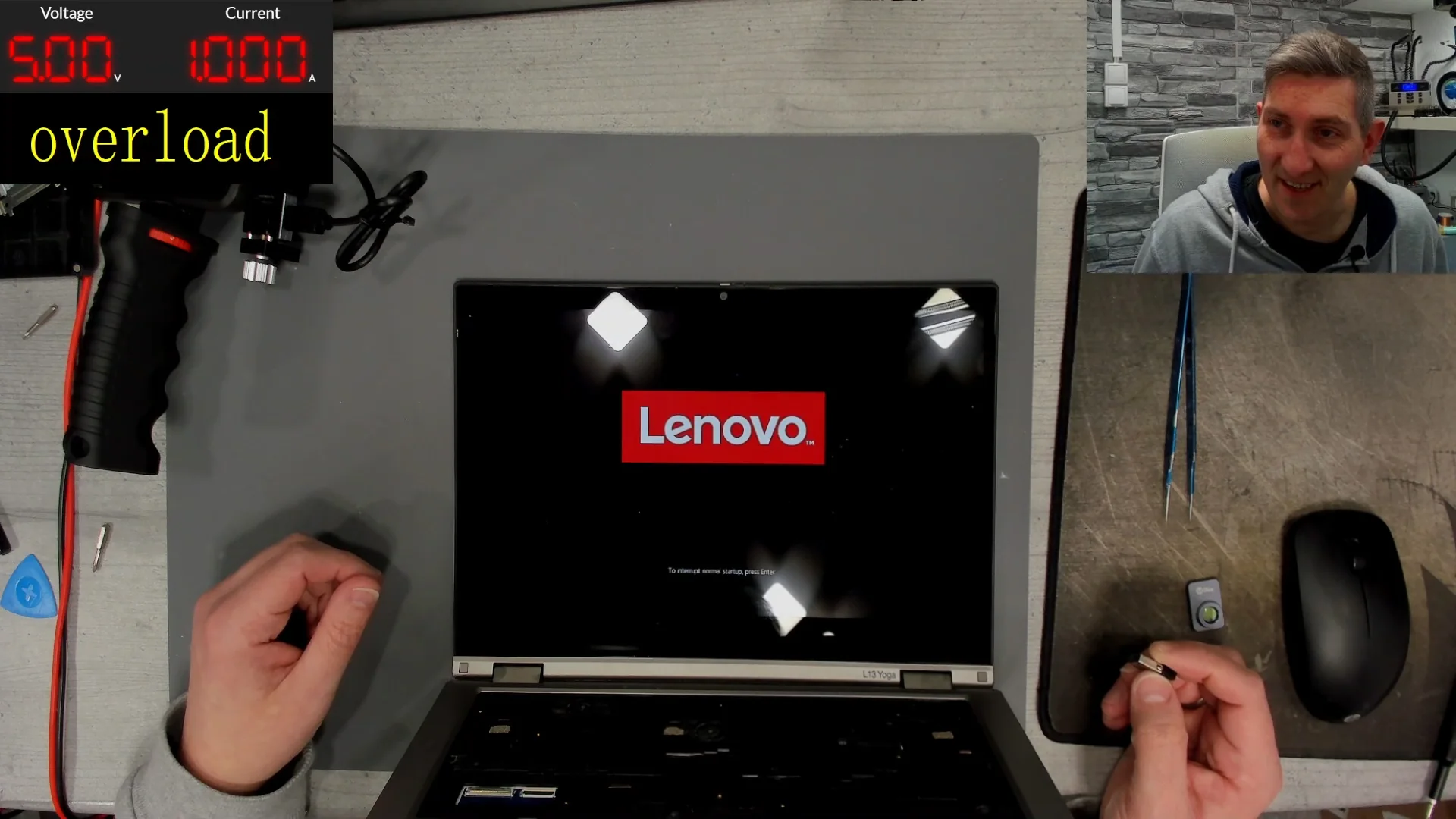 Mike nach einer erfolgreichen Laptop-Reparatur in der BoardWerk.Lab Werkstatt