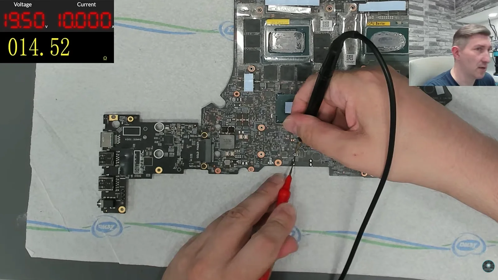 Messung an einem Laptop-Mainboard in der BoardWerk.Lab Werkstatt